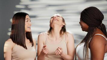 grupo de diverso mujer sonriente en cuerpo confianza anuncio, riendo juntos y promoviendo cuerpo positividad joven modelos con radiante piel y diferente cuerpo tipos demostración aceptación. foto