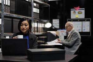 teneduría de libros empleados en consultoría burocrático lugar de trabajo lleno con negocio carpetas empleados trabajando en administrativo archivo habitación oficina rodeado por estadístico gráfico gráficos. foto