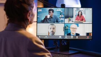 oficina trabajador reunión con compañeros de trabajo en vídeo llamar, asistiendo en línea teleconferencia en computadora. ejecutivo tutor hablando a negocio personas en remoto video conferencia llamar, Internet charlar. foto