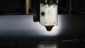 laser maskin skärande av ark metall. klämma. gnistor flyga från laser förbi automatisk skärande cnc, plc maskin video