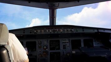 dentro cockpit, avião vôo sobre a nuvens. Visão a partir de a cockpit dentro a céu durante a voar video