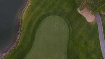 oben Aussicht Grün Golf Kurs draussen Grün Gras Feld. Antenne Aussicht von fliegend Drohne. video