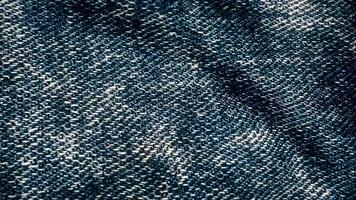 denim tessuto strutturato blu svolazzante. animato movimento di il tela. sfondo animazione di jeans svolazzanti nel il vento. il onde di il Materiale video