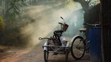 biciclette In piedi nel il raggi di luce. il di sole raggi passaggio attraverso il Fumo video