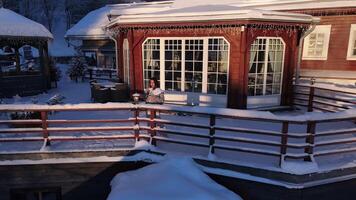 de meisje drankjes thee Aan de veranda van de huis in de winter. ijzig ochtend- video