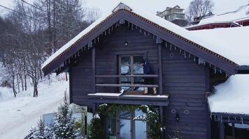een Mens wist sneeuw. Russisch hut in winter ochtend- video