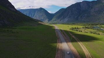 la carretera y coche en contra el fondo de un montaña paisaje en verano video