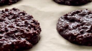 cuisson sucré Chocolat avoine bisquits dans le four, fait maison nourriture recette, lent mouvement video