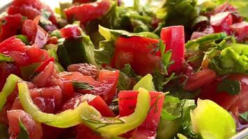 Schüssel von frisch Garten Salat mit reif Tomaten, knackig grüne, und Pfeffer, serviert beim Sonnenuntergang durch das Meer video