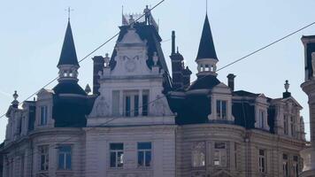 großartig die Architektur im historisch Teil von das Stadt von Antwerpen, Belgien auf ein sonnig Tag, schleppend Bewegung video