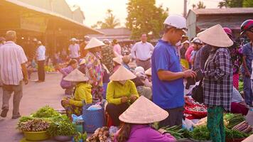 hau giang Provincia, Vietnam - 25 jan 2024 occupato Locale quotidiano vita di il mattina Locale mercato nel vi grazie o chom casa mercato, Vietnam. persone può visto esplorando in giro il mercato. video