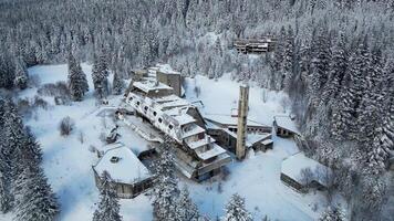 aéreo ver de el destruido hotel igman durante invierno tiempo. el hotel estaba construido en montar Ingman para el invierno olímpico juegos retenida en Sarajevo en 1984. video