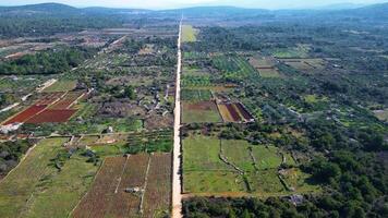 Visão do Stari grad avião hvar ilha dentro Croácia. a Stari grad avião é a incrível unesco mundo herança site, Onde a agricultura técnicas praticamente não tenho mudado desde a 4º século bc. video