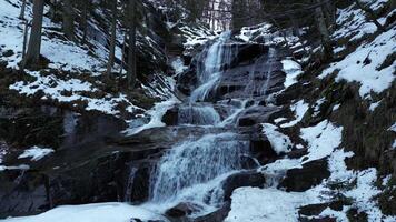 vue de une cascade pendant l'hiver. du froid et gel dans le forêt. hiver aventure et randonnée. kozice cascade près Fojnica dans Bosnie et herzégovine. video