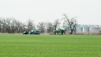 fertilizante el tractor en el campo foto