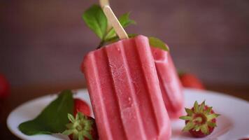 hecho en casa fresa hielo crema en un palo hecho desde Fresco fresas en un plato video