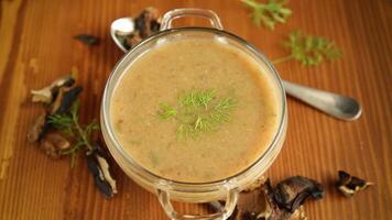 quente caseiro vegetal vegetariano sopa com seco cogumelos dentro uma vidro tigela video