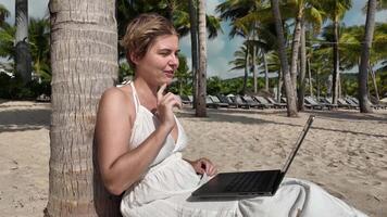 digital nómada persona de libre dedicación trabajando junto a la playa video