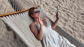 ontspannen strand hangmat tablet browsen video