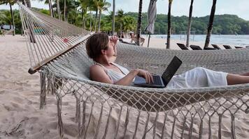 digital nomad arbetssätt i strand hängmatta video