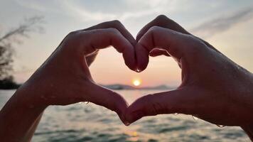 solnedgång hjärta silhuett hav romantik, valentines dag begrepp video