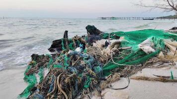 poluído litoral, abandonado redes e cordas video