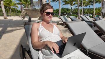 digital nômade mulher trabalhando em tropical de praia video