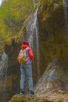 viajar. el niña viajes mediante el montañas y cascadas de el salvaje. unidad, mental salud, viajes ecológicos. senderismo, de viaje, bueno veces, digital desintoxicación foto