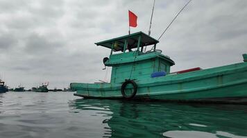 verde pesca barca con rosso bandiera ormeggiato video