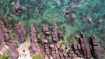 aérien robuste littoral et turquoise des eaux video