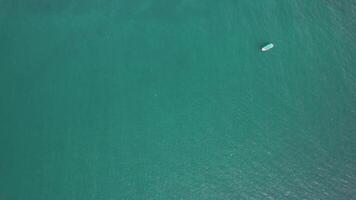 enslig båt på lugn azurblå hav video