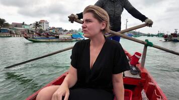 sud-est asiatique bateau tour femme jouit scénique village video