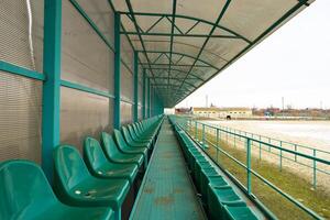 filas de asientos en un vacío estadio. verde asientos a el estadio foto