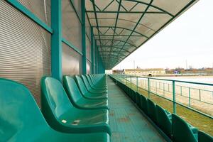 filas de asientos en un vacío estadio. verde asientos a el estadio foto