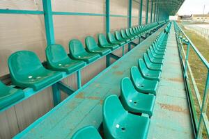 filas de asientos en un vacío estadio. verde asientos a el estadio foto