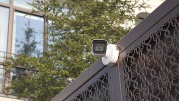 telecamera di sicurezza a circuito chiuso funzionante all'aperto video