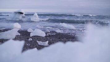 derritiendo glaciares glaciar de Islandia. olas en el océano. video