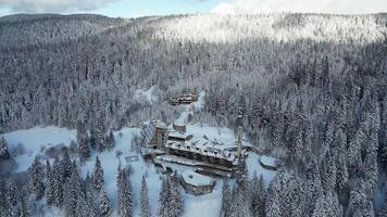 aéreo Visão do a destruído hotel Igman durante inverno tempo. a hotel estava construído dentro montar Ingman para a inverno olímpico jogos mantido dentro Sarajevo dentro 1984. video