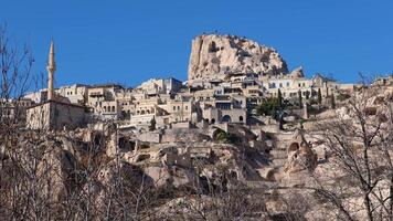 visie van uchisar kasteel in Cappadocië, kalkoen met meerdere oud holbewoner nederzettingen. uchisar kasteel is een hoog vulkanische rots ontsluiting en is een van cappadocië meest prominent oriëntatiepunten. video