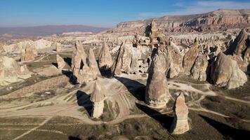 aéreo zumbido ver de el natural belleza de el Rosa rojo Valle en capadocia, pavo. famoso destino para caminantes a explorar el rock sitios de capadocia. video