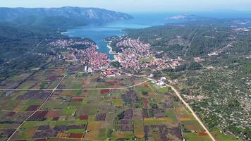 Aussicht von Stari grad einfach hvar Insel im Kroatien. das Stari grad einfach ist ein unglaublich UNESCO Welt Erbe Grundstück, wo das Landwirtschaft Techniken praktisch nicht geändert seit das 4 .. Jahrhundert v. Chr. video