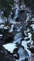 Aussicht von ein Wasserfall während Winter. kalt und Frost im das Wald. Winter Abenteuer und wandern. kozice Wasserfall in der Nähe von fojnica im Bosnien und Herzegowina. video