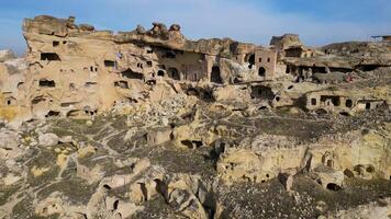 antenn Drönare se de gammal troglodyte lösning av cavusin, i Kappadokien, Kalkon. detta plats är del av de goreme nationell parkera och de sten webbplatser av cappadocia inskriven som en unesco webbplats. video