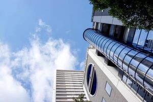 Osaka ciudad, Japón, 2023 - Mira arriba ver y cosecha de oficina edificio en brillante azul cielo antecedentes. con espacio para textos foto