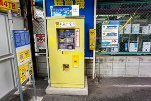 Osaka ciudad, Japón, 2023 - monedas estacionamiento lote servicios máquina de parque 24 empresa para ciudadano y turistas en Osaka ciudad. foto