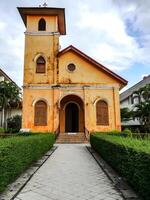 trang ciudad, tailandia, 2018 - frente de amarillo histórico cristiano Iglesia años terminado 100 años antiguo y es uno de 20 histórico sitios popular de turista en trang provincia, tailandia foto