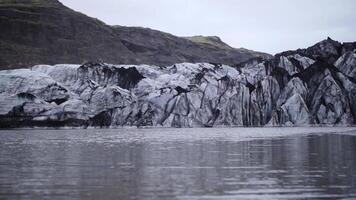 fusion glaciers. global échauffement. glace. video