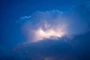 relámpagos en tormenta nubes repique de un trueno y el espumoso relámpagos en nubes foto