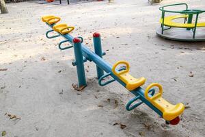 para niños balanceo, columpio balancín en el patio de juegos. foto