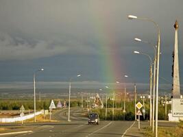 arco iris terminado salejard. el la carretera a el Entrada a el ciudad. foto